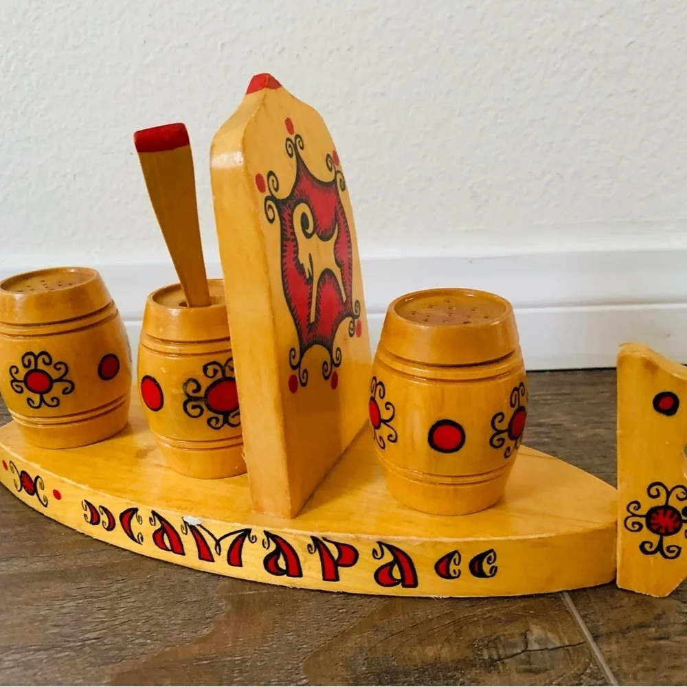 Salt and pepper shakers set